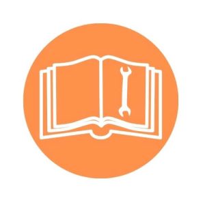Un livre blanc sur un fond orange avec une clé à molette sur la page de droite.