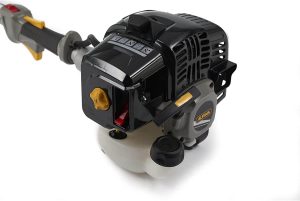 Un moteur 2 temps avec une coque noire montré sur son flanc gauche.