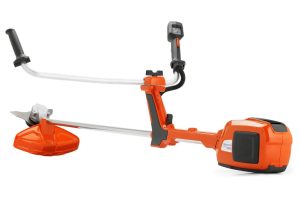 Entièrement orange, la Husqvarna 520iRX est une débroussailleuse qui est présentée sur fond blanc.