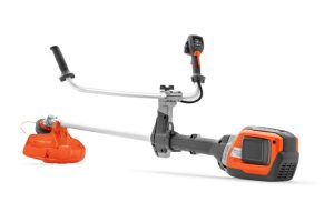 Vue de côté, on aperçoit la débroussailleuse Husqvarna 535iRXT qui est orange et grise.