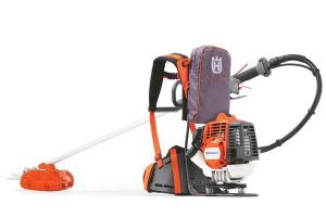 La débroussailleuse nommée Husqvarna 553 est présentée sur un fond blanc. Elle est grise et orange.