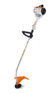 La débroussailleuse Stihl FS 38 se trouve sur un fond blanc.