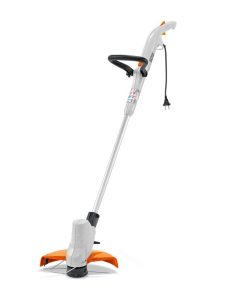 On voit la débroussailleuse Stihl FSE 52 sur un fond blanc.