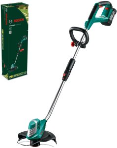 La Bosch AdvancedGrassCut 36 est au centre de l'iamge tandis que sa boîte d'emballage se trouve en haut à gauche.