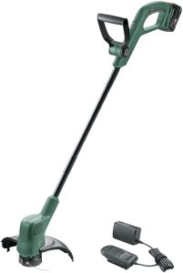 A droite, on voit le charguer et à gauche, la débroussailleuse Bosch EasyGrassCut 18-26.