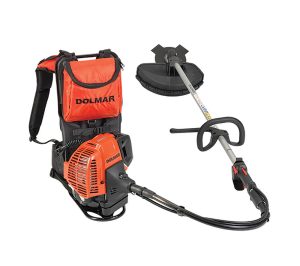 La débroussailleuse à dos Makita MS4300-4R est face à nous, avec l'arbre de transmission qui nous fait dos. On a de face le harnais qui est orange et noir.