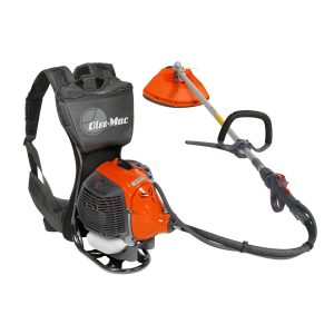 On voit la débroussailleuse à dos BCF 550 de chez Oleo Mac. L'appareil est orange et noir tandis que le harnais est entièrement noir.
