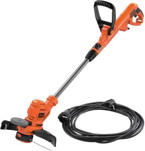 La débroussailleuse Black and Decker BESTA530C10 apparaît orange et grise. En-dessous, on voit le fil de connection qui va avec. Le tout est sur un fond blanc.