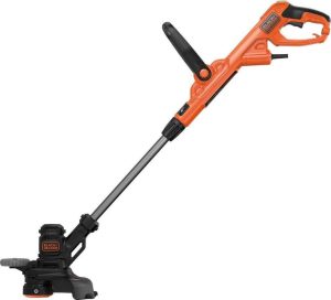 On voit la débroussailleuse Black and Decker BESTE628 sur un fond blanc. Elle est orange, grise et noire.