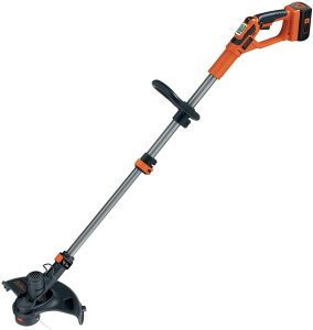 La débroussailleuse Black and Decker GLC3630L20 qui est orange, grise et noire. Le tout est sur un fond blanc.