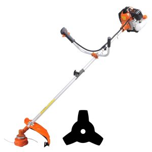 On voit la débroussailleuse GT Garden TT-BC520, orange et grise, debout, à gauche de sa tête 3 lames noire, le tout sur un fond blanc.